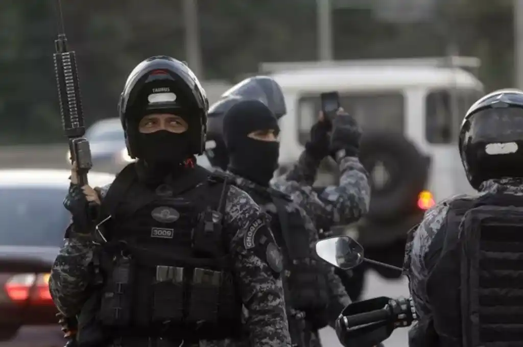 Los uniformados intentan negociar la liberación con el asaltante.