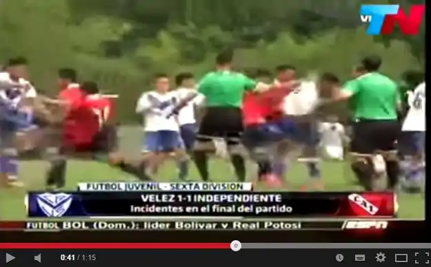 Bochornosa batalla campal entre juveniles de Vélez e Independiente