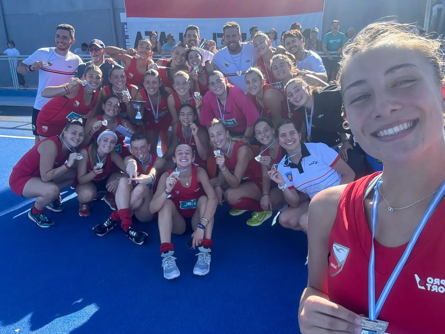 Mar del Plata celebrando el título con las medallas y la copa.