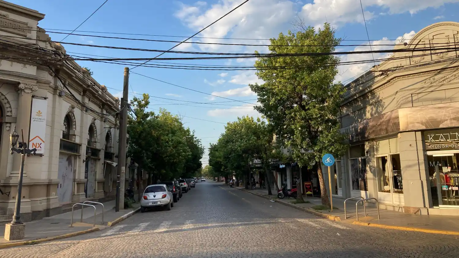 Mañana soleada en la ciudad.