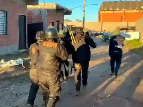 Un hombre de 79 años murió tras tirotearse con la Policía durante un allanamiento en González Catán