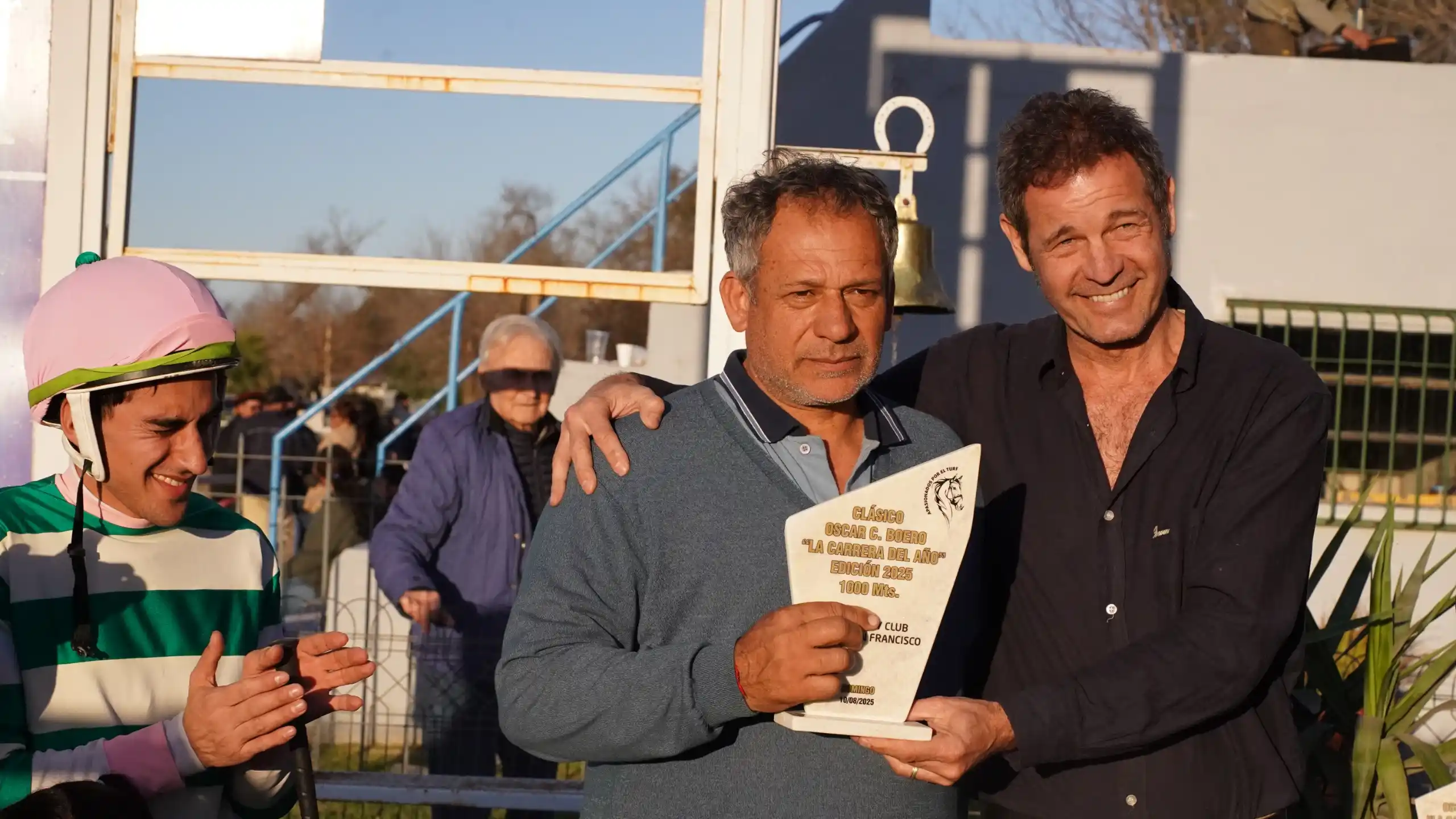 Cesar Peralta junto a Andrés Balkenende luego ganar el "Boero".
