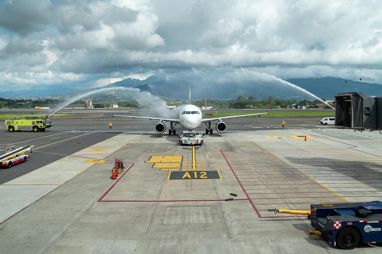 Volaris Costa Rica inauguró sus vuelos a Perú