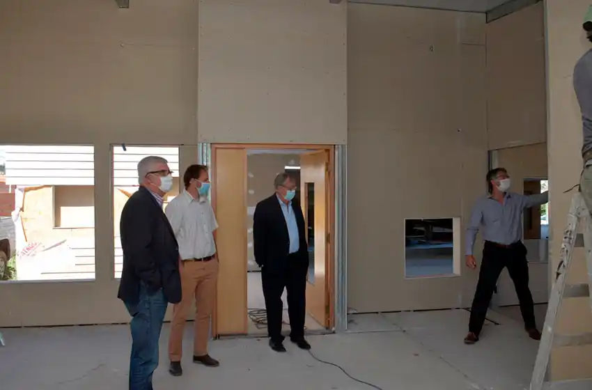 Lunghi recorrió el avance de las obras en el Jardín 927 de La Movediza