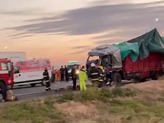 Trágico choque en la intersección de Ruta Provincial 14 y la A012: dos fallecidos y varios heridos