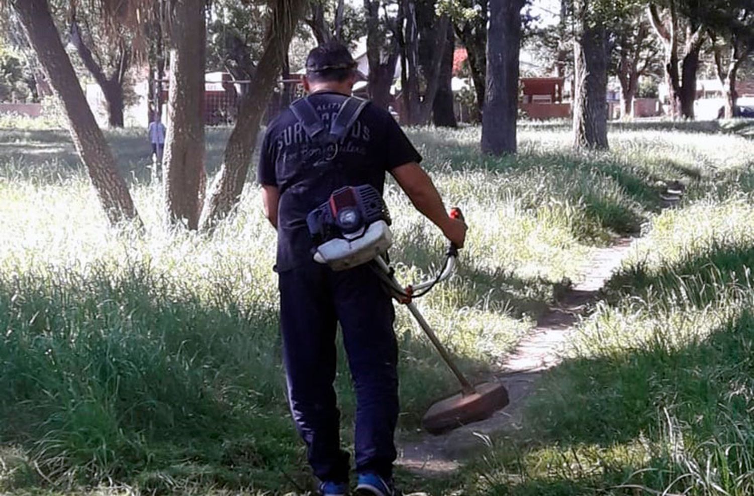 Vecinos de Felix U. Camet cortaron el pasto de la plaza del barrio