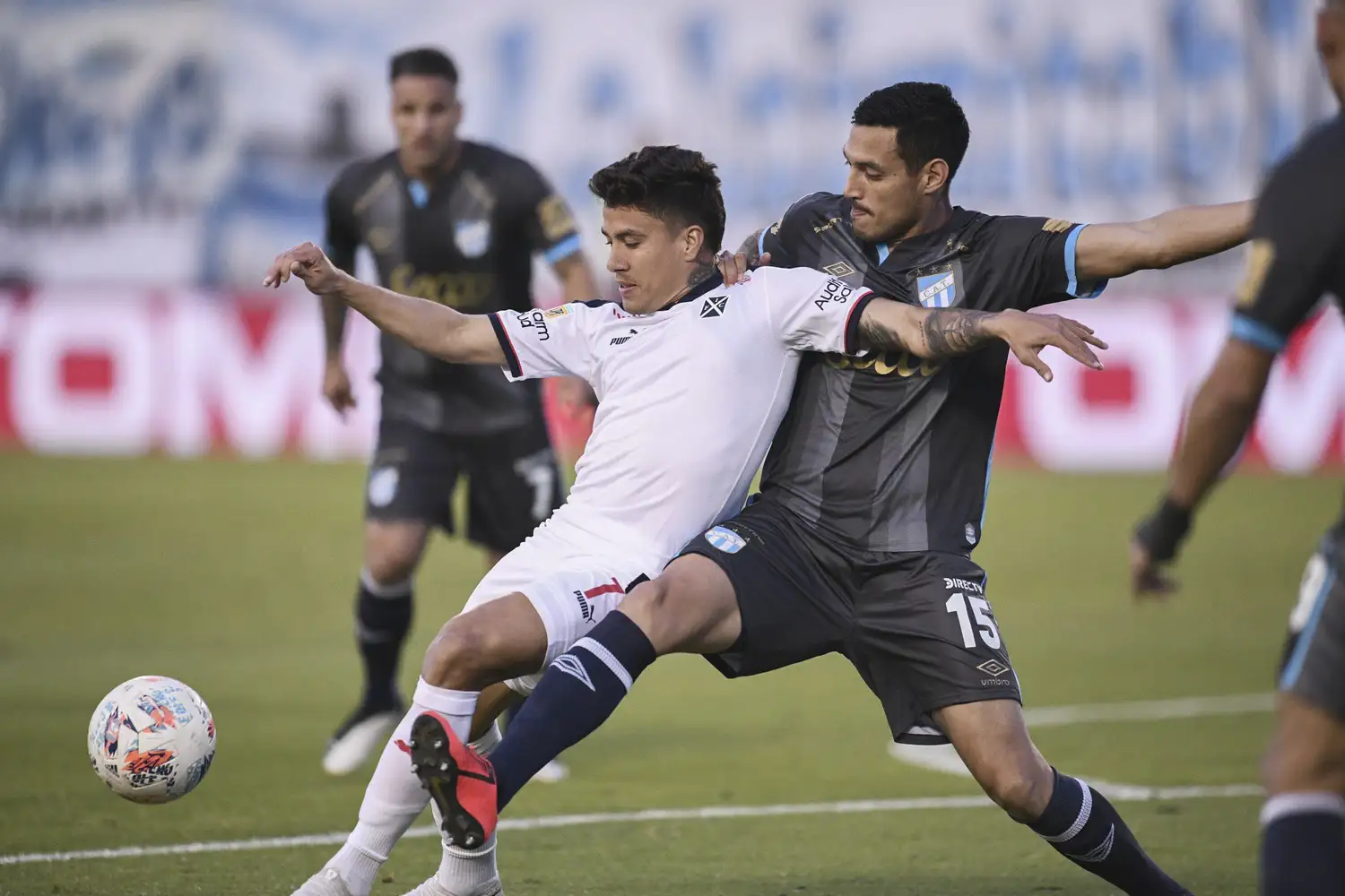 El forcejeo es entre Roa y Cabral.