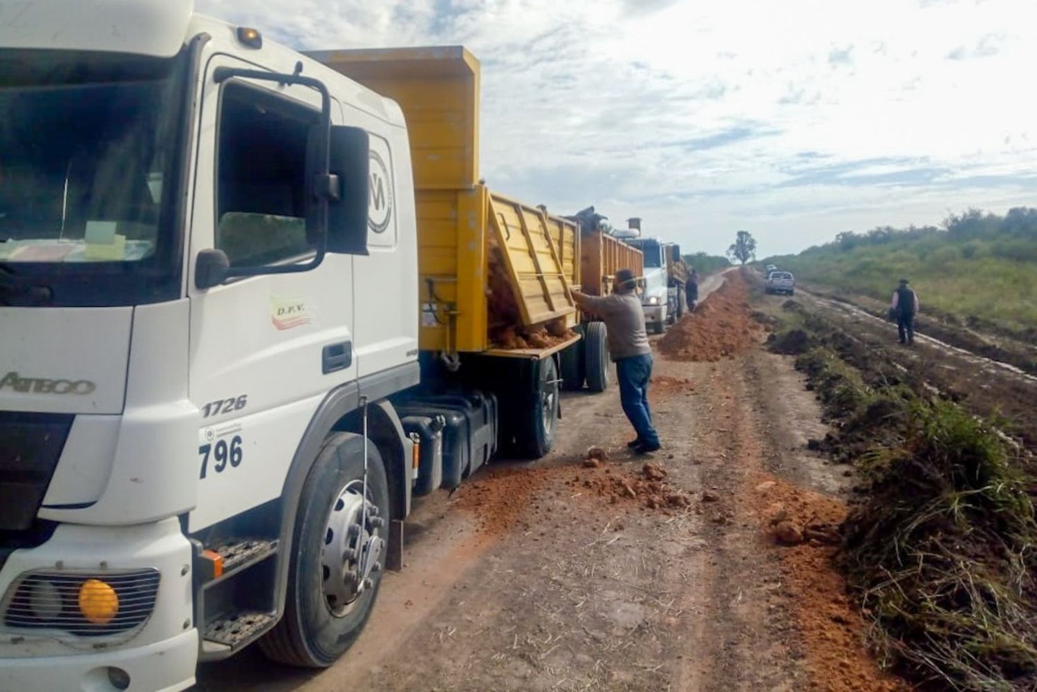 Se realizan trabajos de mejoras en caminos productivos en el interior del Departamento