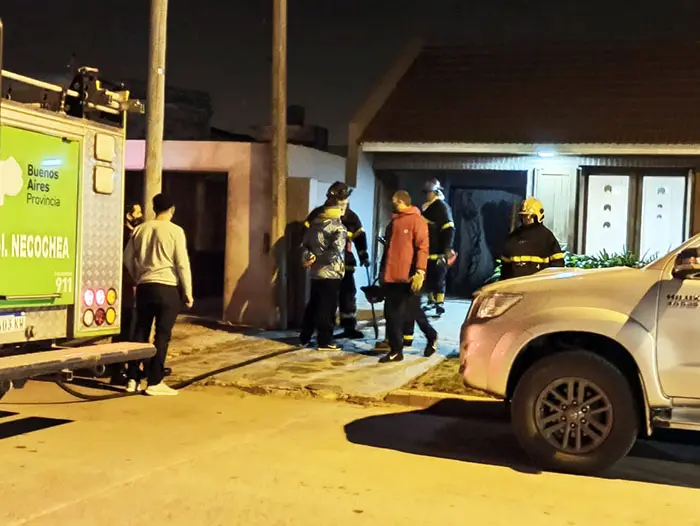 Bomberos combatió el fuego en el quincho de una vivienda
