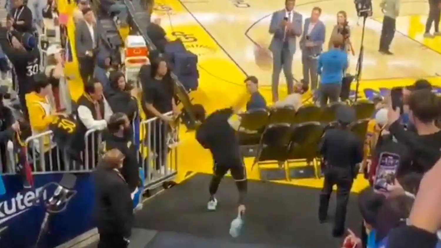 Stephen Curry engaña a todos con su último tiró viral: ¿Entró o no el triple desde el túnel de vestuarios?