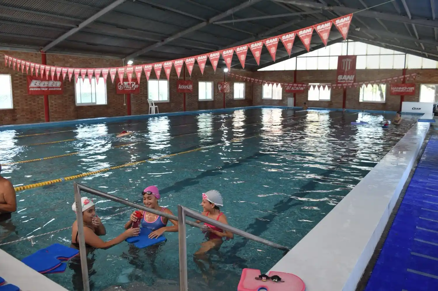 Se le cambio todo el revestimiento con cerámicos símil venecitas al natatorio cubierto.