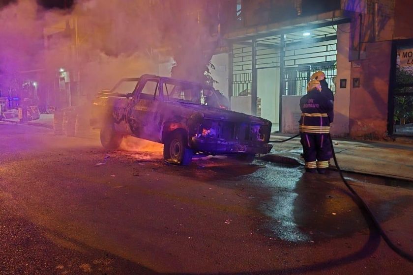 Camioneta incendiada.