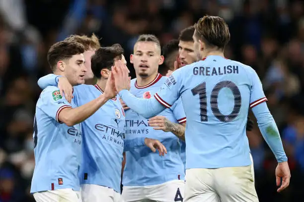 Alvarez festeja con Grealish.