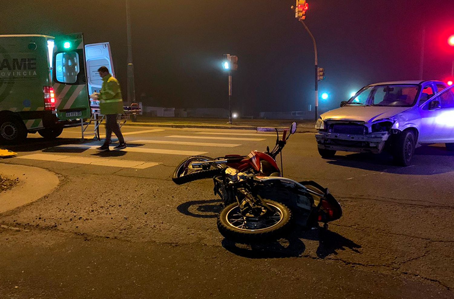 Choque entre moto y auto: trasladaron al motociclista con politraumatismos