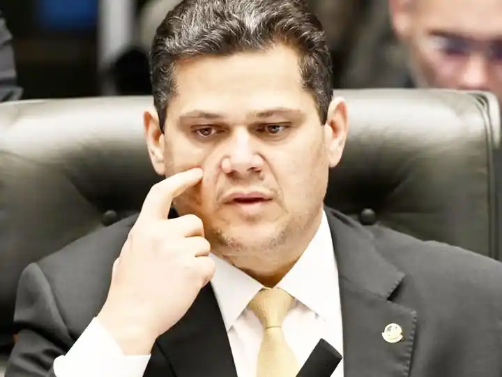 Brasil: presidente del Senado promulga ley que reduce la pena de Bolsonaro