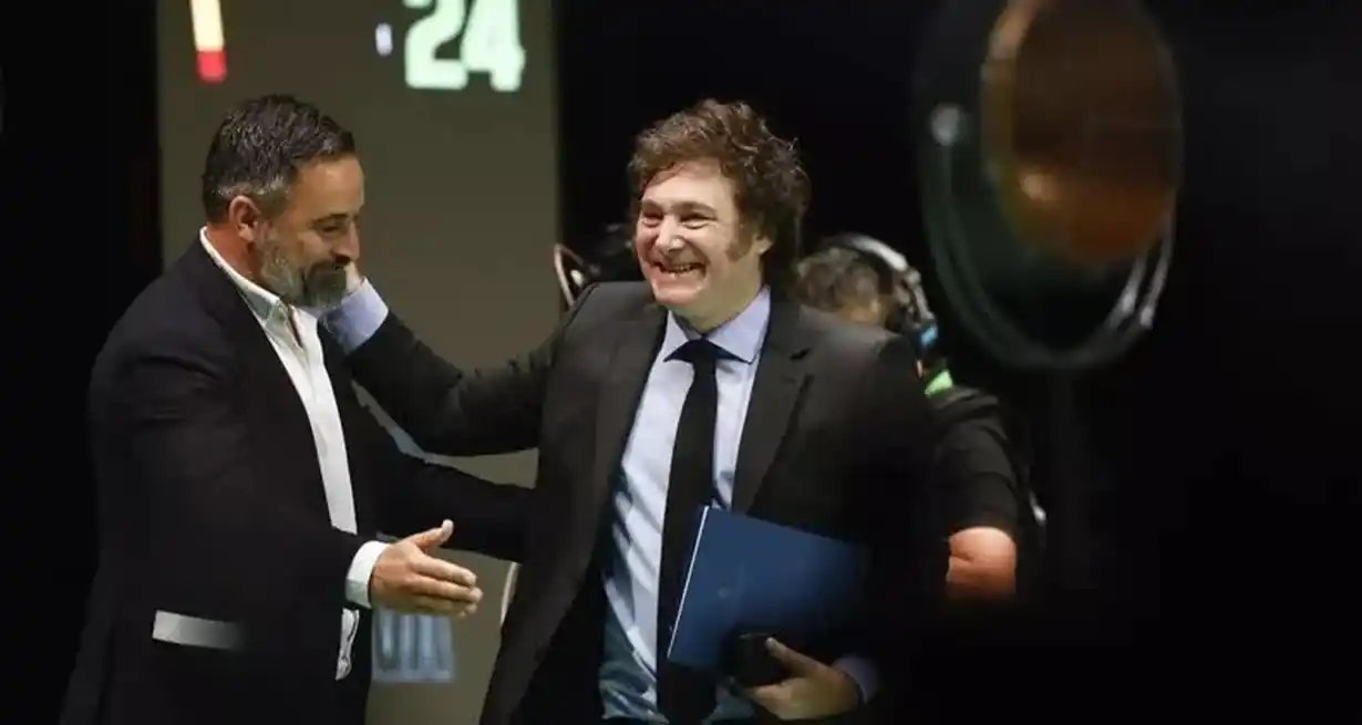 Congreso de la ultraderecha "Europa Viva 24", realizado en Madrid, España. Javier Milei se saluda efusivamente con Santiago Abascal, líder del partido Vox.