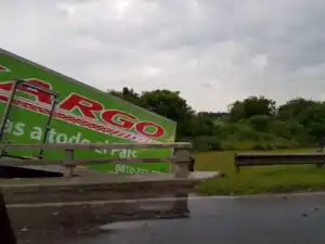 Avellaneda: cayó un camión desde el puente de la RN11