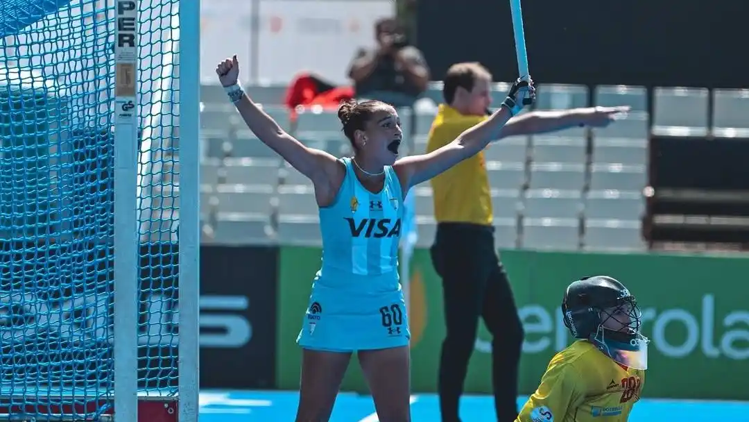 Bruggesser festeja tras haber puesto el 2-0 para Argentina.
