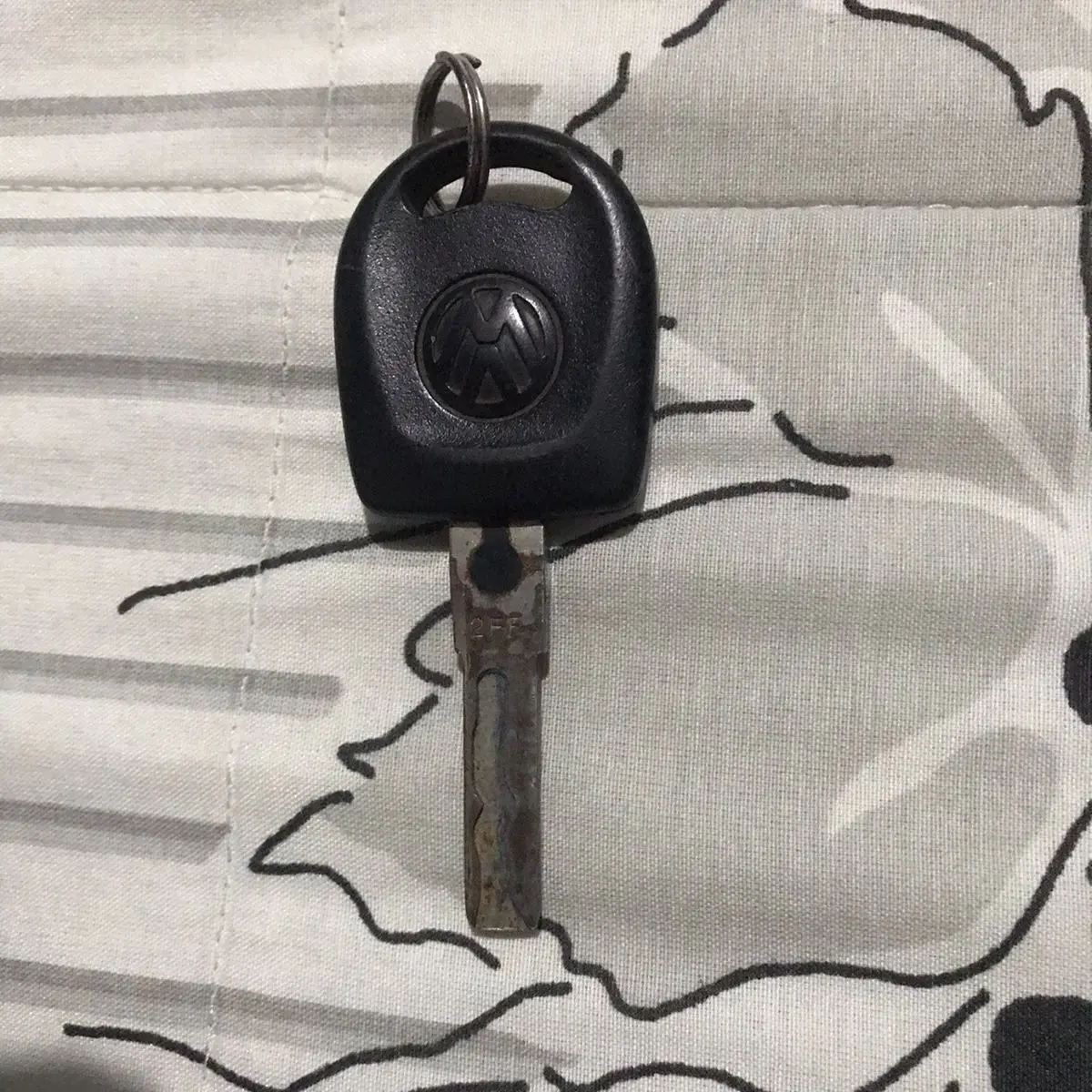 Buscan llave de auto Volkswagen con llavero amarillo