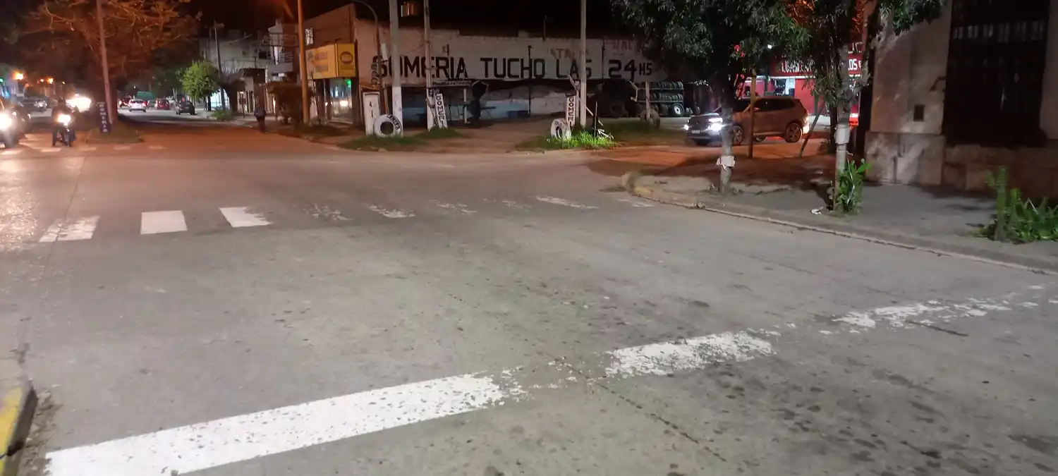 La esquina de Avenida 3 de Febrero y Rómulo Naón. Allí las sendas peatonales ya están prácticamente borradas y deben estar en condiciones para las fotomultas.