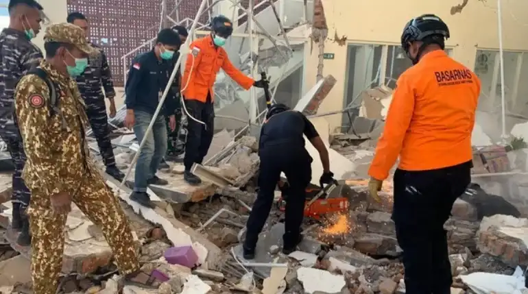 Brigadistas remueven escombros en Maumere y en las regencias más castigadas del archipiélago.