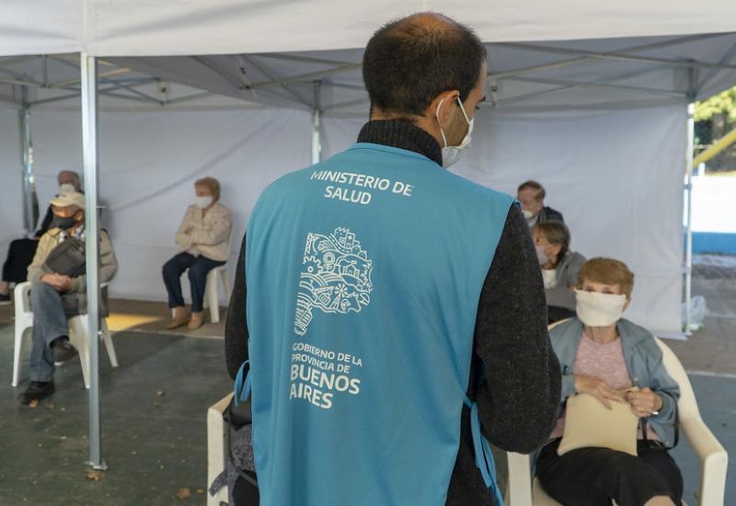 En los vacunatorios anotan "con birome y en un papelito" a quienes reclaman demoras en el turno de la segunda dosis