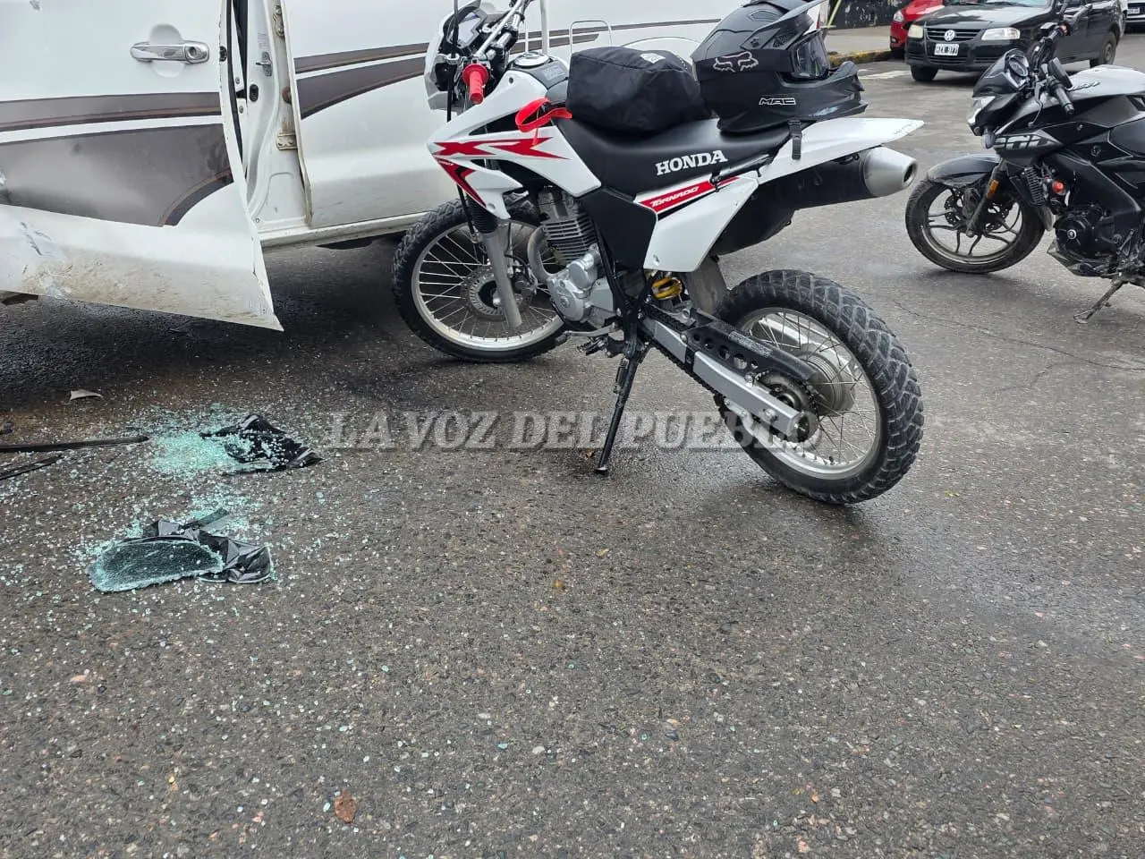 Producto del impacto se habría roto la ventanilla del conductor de la Hilux