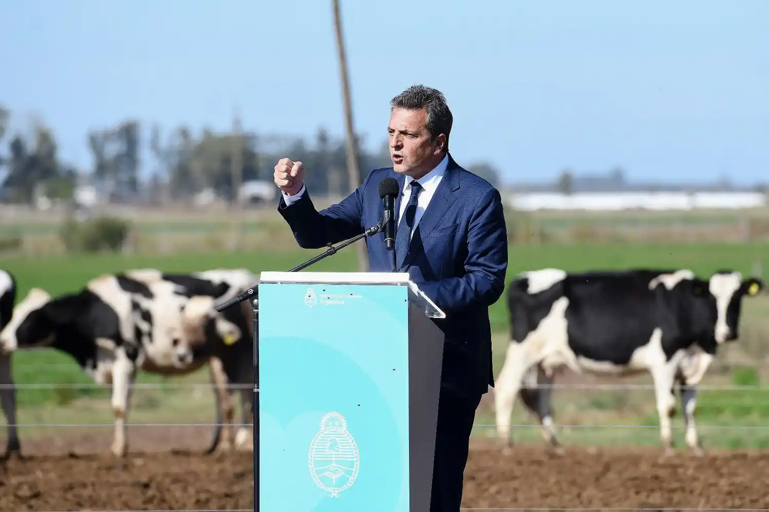 Massa anunció medidas para los sectores aviar, lechero y triguero