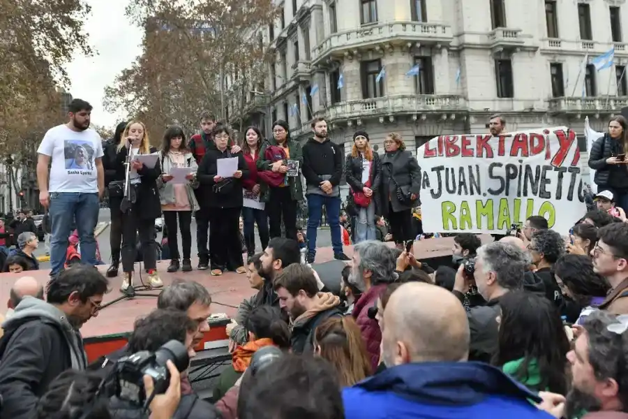 Movilización frente a Casa Rosada para pedir por la liberación de los detenidos en el Congreso