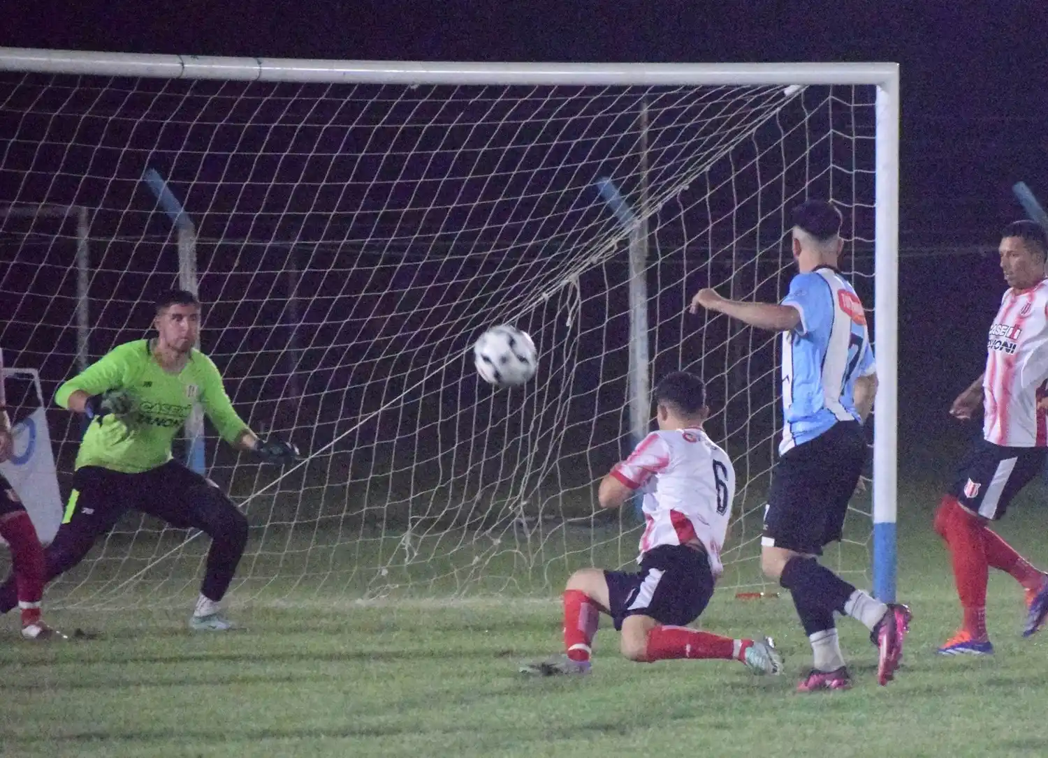 El instante previo al gol de la clasificación. Foto: Sur24.