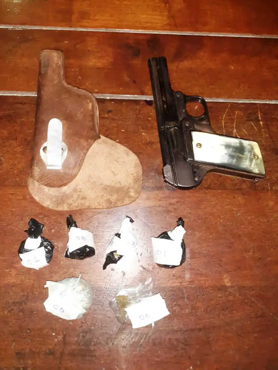 Detienen a un hombre, seacuestran un arma de fuego y marihuana