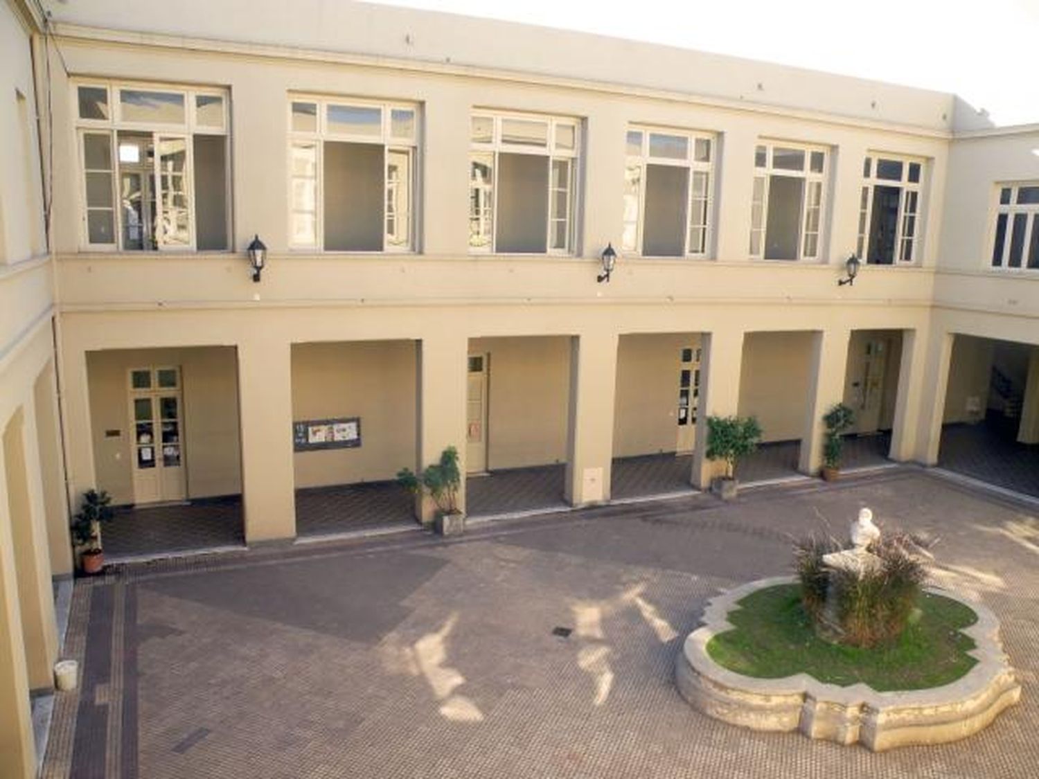 La Escuela Normal prevé el recambio de luminarias 