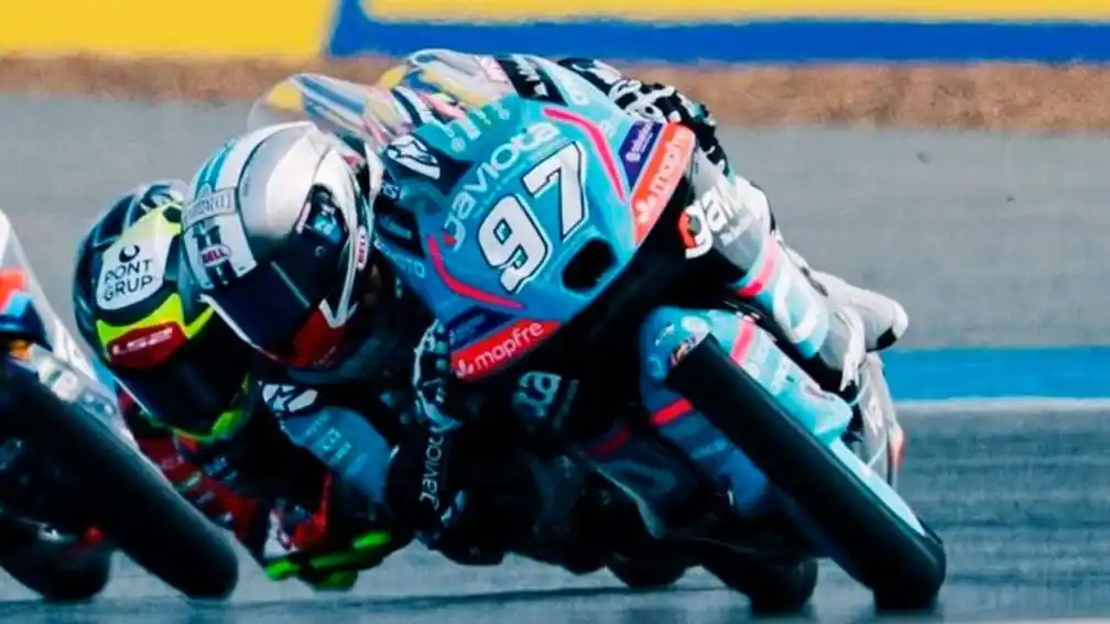 Podio argentino en Moto3: Morelli fue segundo en Brasil y Perrone protagonizó un momento de alto impacto