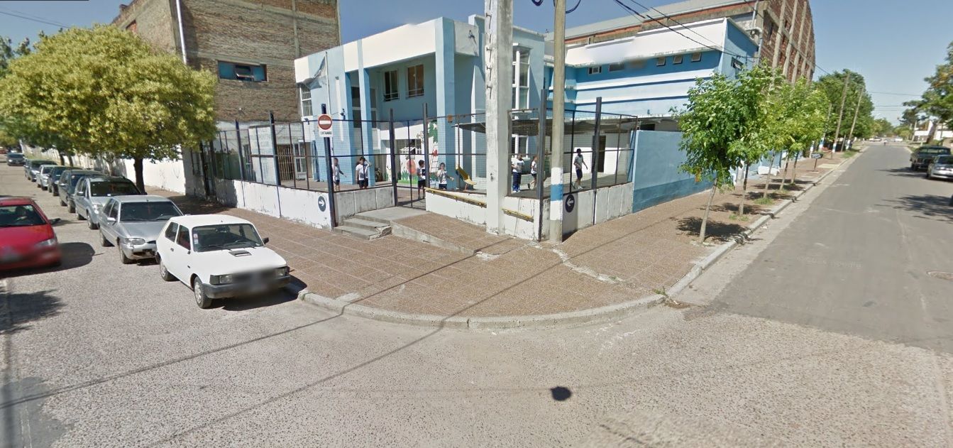 Atropelló a una maestra en la puerta de la escuela, pero siguió su marcha como si nada  
