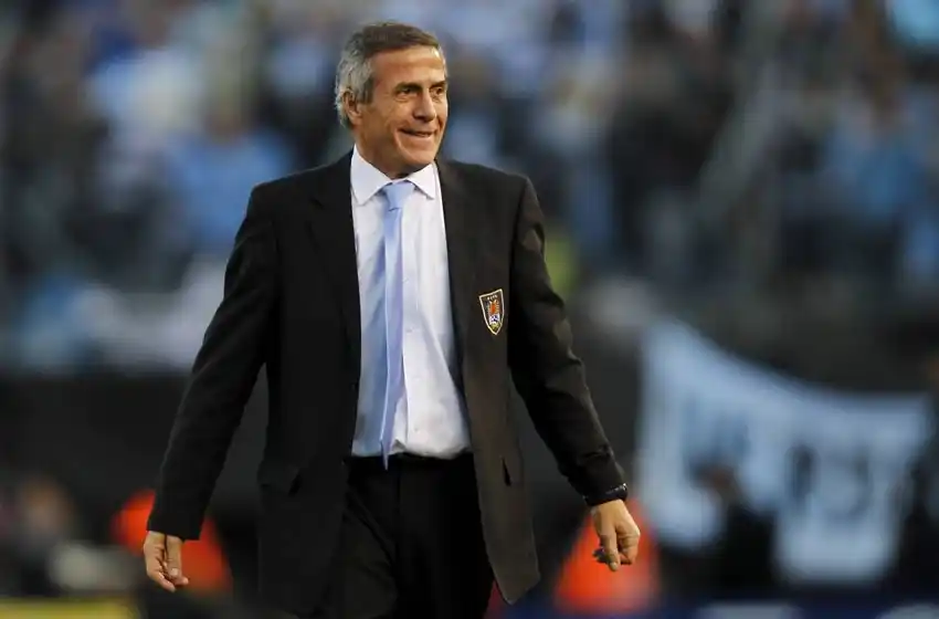 Seguirá dando cátedra: el Maestro Tábarez renovó con la selección uruguaya