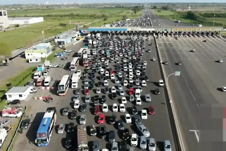 Caos en rutas y autopistas por el éxodo del finde XXL: inmensas colas en peaje de Hudson