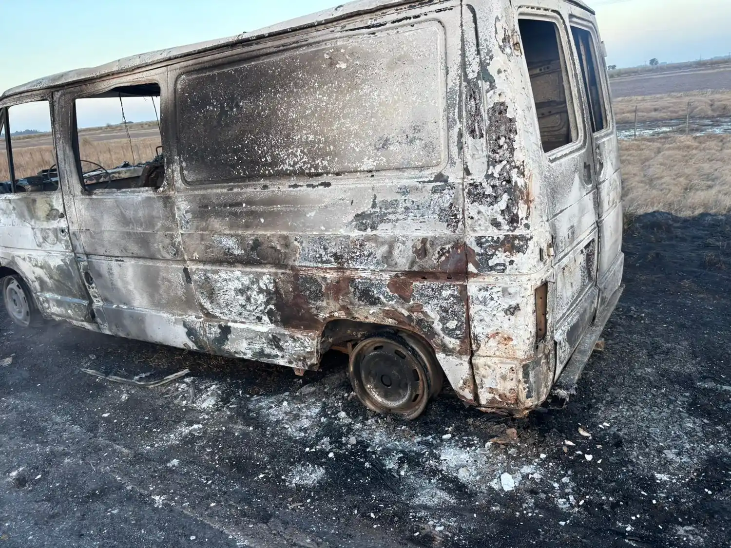 Un utilitario fue consumido completamente por el fuego propagándose sobre la banquina. Crédito: Bomberos de Venado Tuerto.