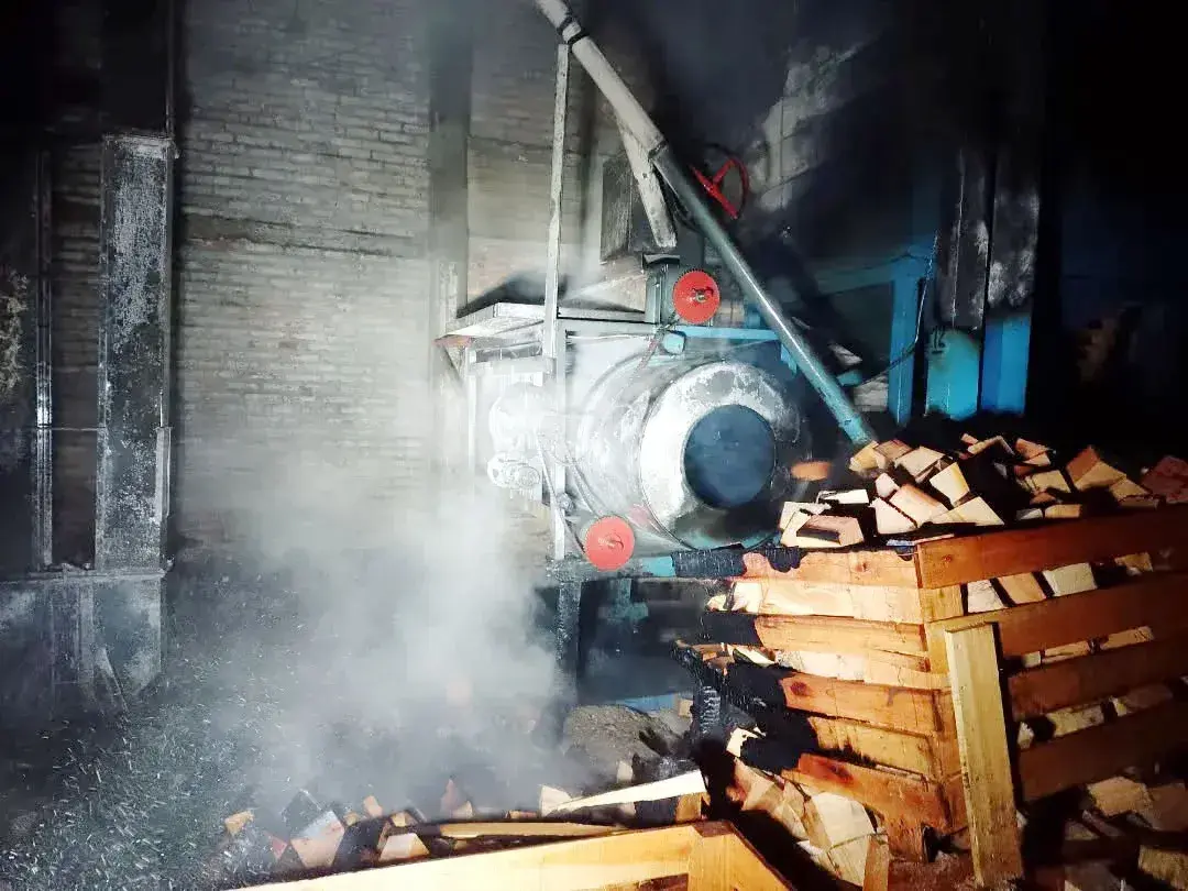 Bomberos Voluntarios controlaron un incendio en un galpón de pallets