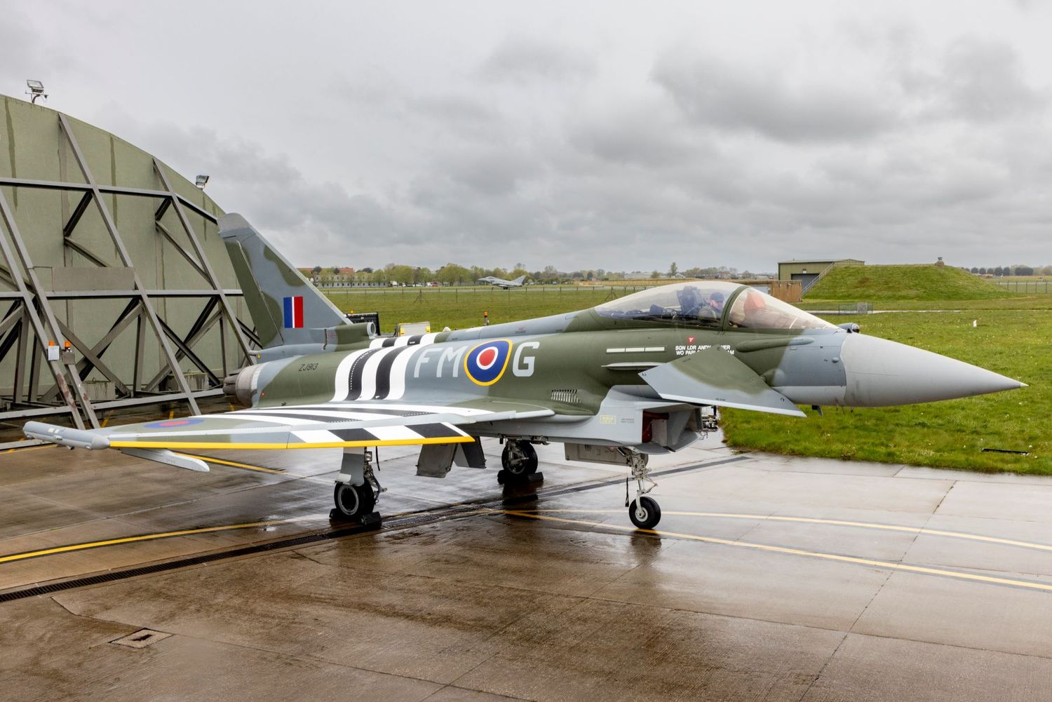 La RAF presentó su Eurofighter Typhoon de la escuadra de exhibición, con un homenaje al Día D