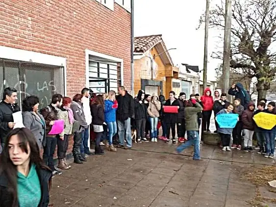 De acuerdo al parte policial, el adolescente exhibió en el colegio una pistola marca ROHM negra calibre 22 modelo RG3S.