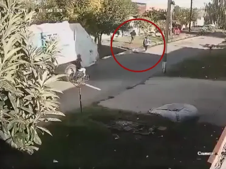Una barrendera murió tras ser arrollada por un camión recolector de basura