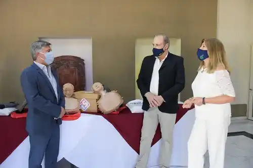 La Escuela de Policía recibió kits de entrenamiento para RCP por parte del Iapser