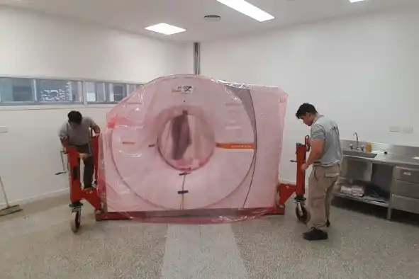 El tomógrafo, modelo Siemens X-CITE, se distingue por su amplio orificio de 82 centímetros y por una tecnología centrada en el paciente.