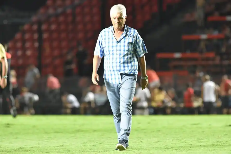 Comesaña presentó su renuncia como DT de Colón