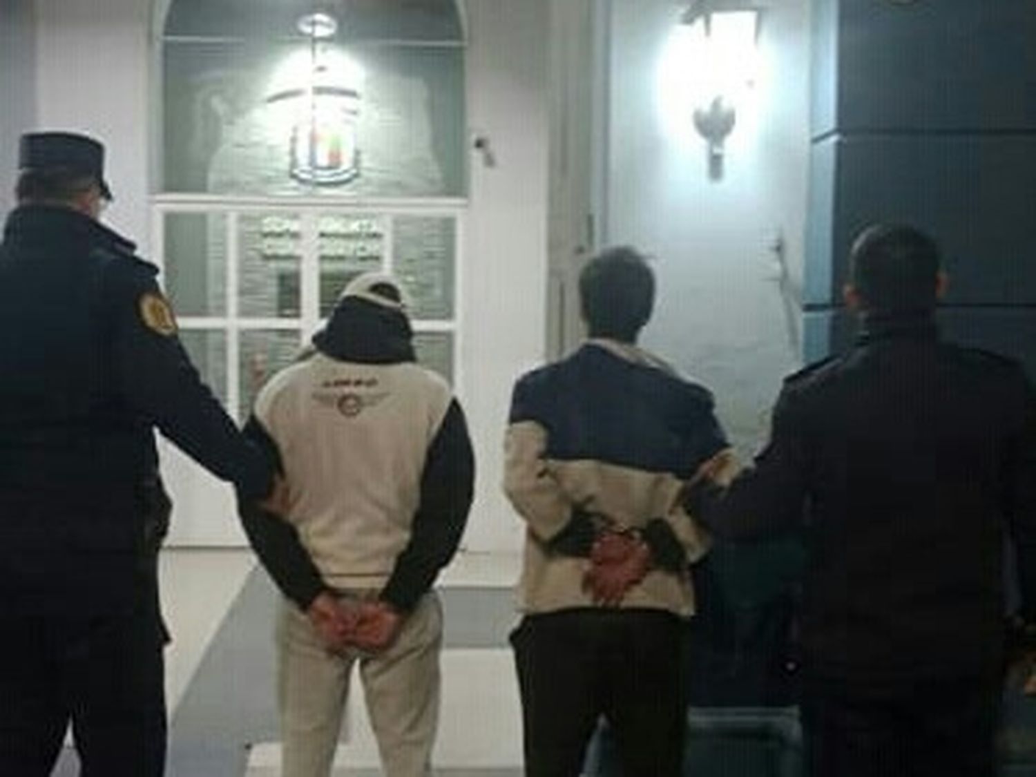 Atraparon a dos jóvenes que habían robado alcohol de un comercio cerca de la Costanera