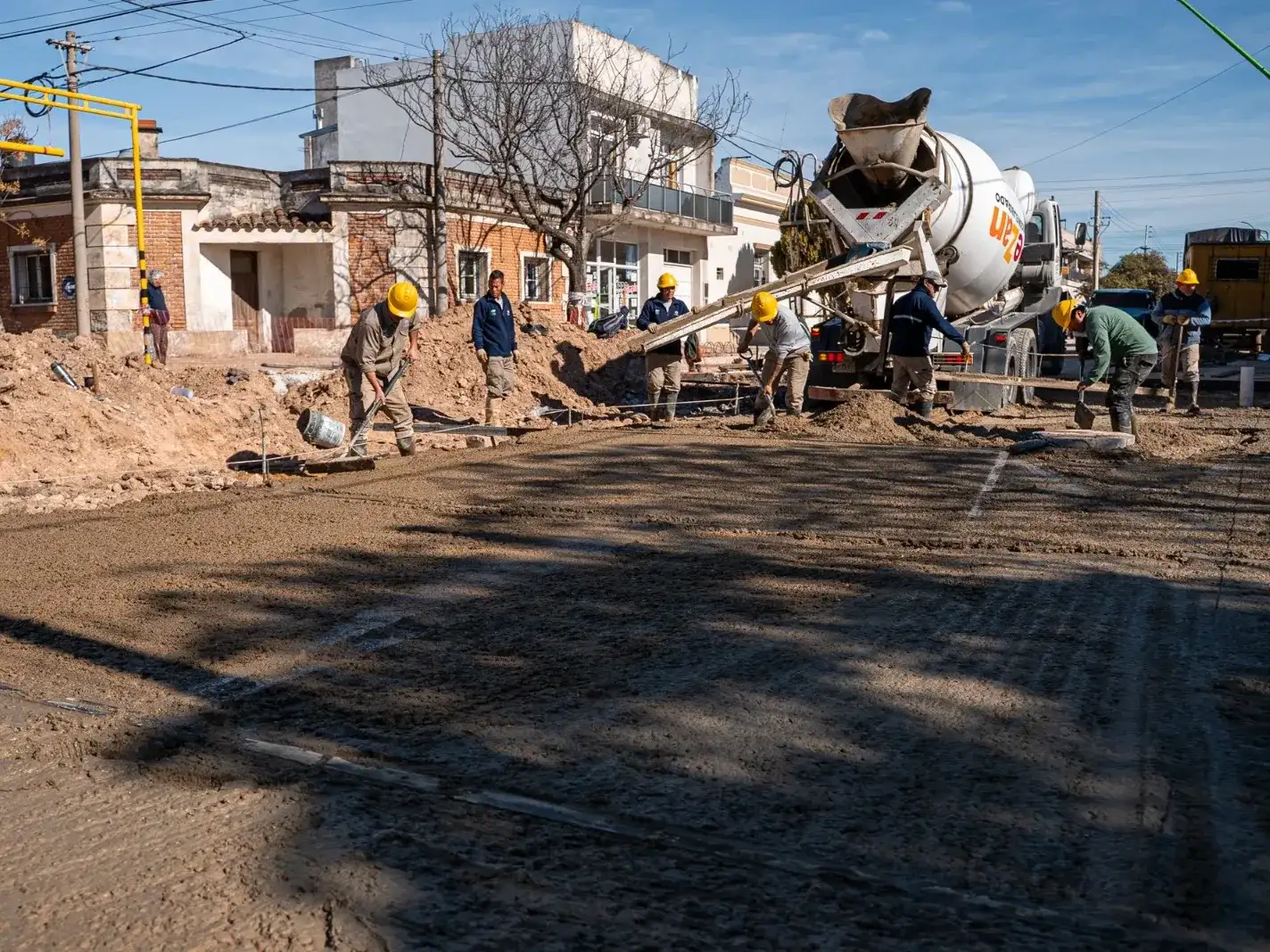 Del Valle y Constitución: hormigonan la base de la calzada tras reparar los desagües