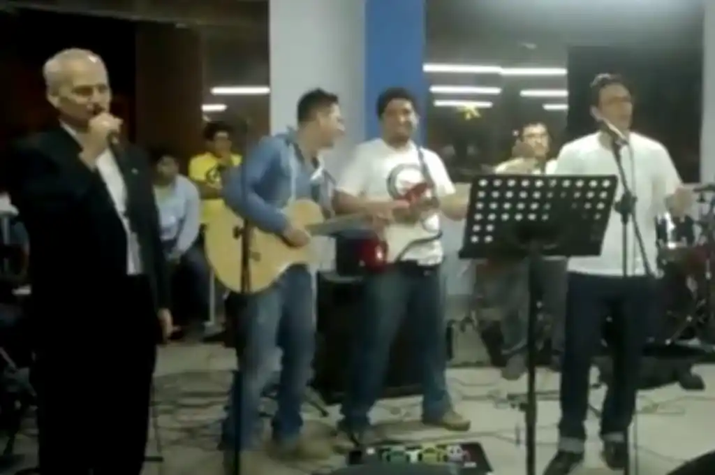 Prevost con un grupo de jóvenes en Perú