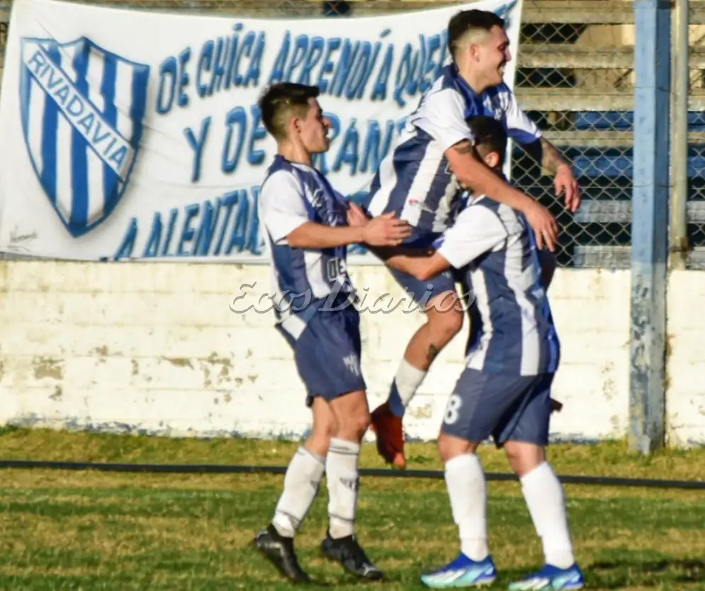 Abrazo de gol. Gaspar Arias, Ariel Ríos y Federico Zupato