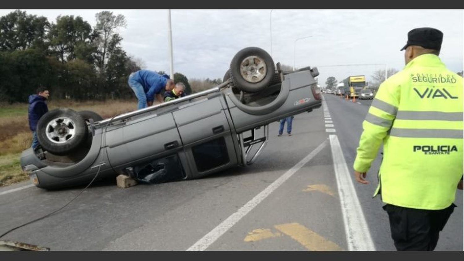 Vuelco en el acceso a Granadero Baigorria