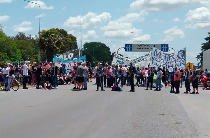 Corte en la Autovía 2 en reclamo de "tierra, vivienda y trabajo"